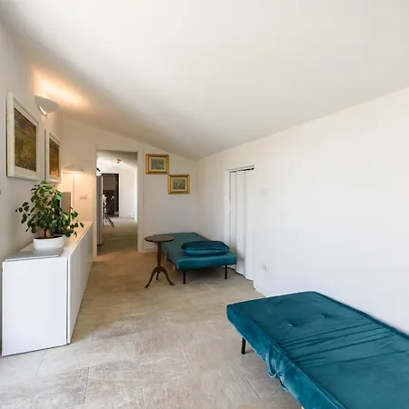 The Luxor - Larione Apartment *